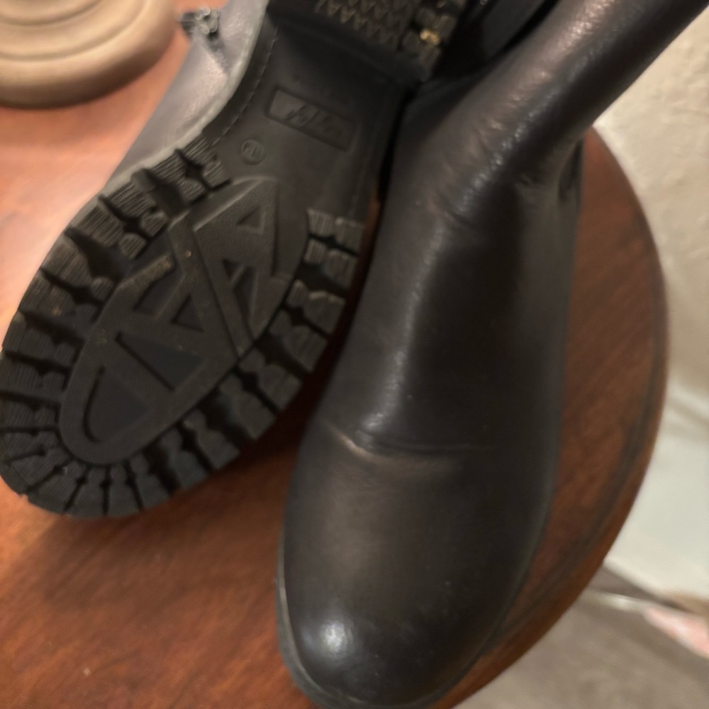 Black ankle boots with zipper closure. Man made uppers. Minimal use. Final sale.